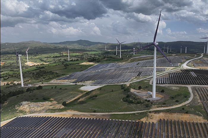 Enerji ve Tabii Kaynaklar Bakanı Alparslan Bayraktar, YEKA yarışmalarının Türkiye'ye 530 milyon euro katkı sağladığını bildirdi