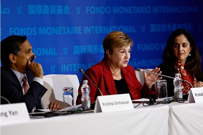 IMF, Çin ekonomisine ilişkin büyüme tahminlerini yükseltti