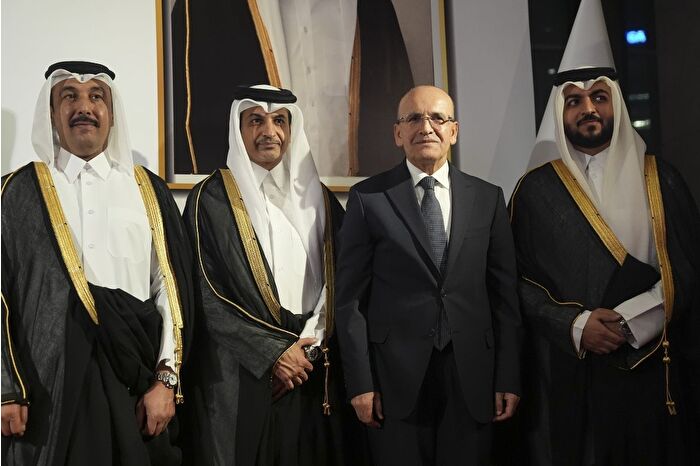 Hazine Bakanı Mehmet Şimşek, Türkiye'nin üretim gücü ile Katar'ın finansal kapasitesine vurgu yaparak strateji ve sinerji mesajı verdi