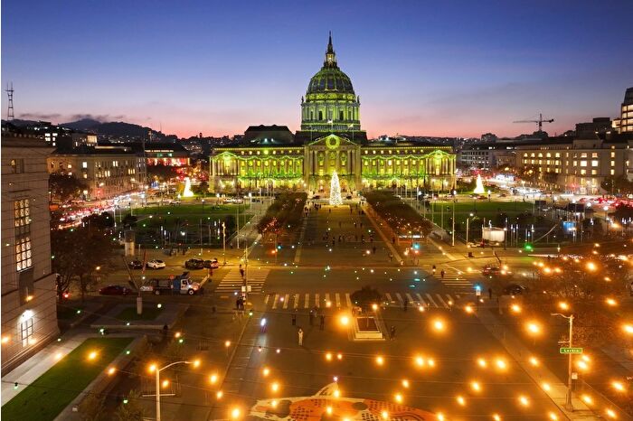 San Francisco Belediye Binası, festival Glow SF kapsamında ışıklandırıldı