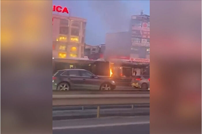 Bakırköy'de seyir eden metrobüste yangın ucuz atlatıldı