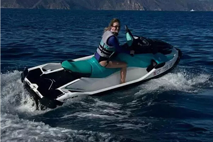 Yasemin Kay Allen’dan Pasifik Okyanusu’nda cesur jet ski gösterisi