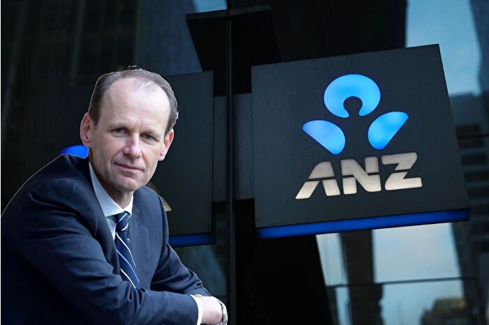 ANZ Bank'ın eski CEO'su Shayne Elliott, 9 milyon dolarlık ikramiyesini iptal ettiği gerekçesiyle bankayı mahkemeye verdi