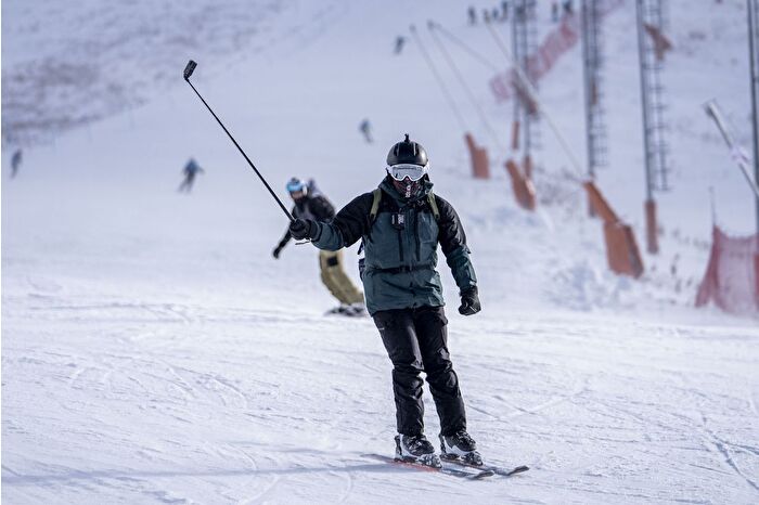 Kayak merkezlerindeki bazı pistlerde kayak, kızak ve snowboard yapılmaya başlandı