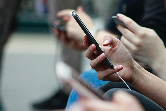 Akıllı telefonların uzun süre ve yanlış pozisyonda kullanılması el, bilek ve parmakta sorunlara yol açıyor