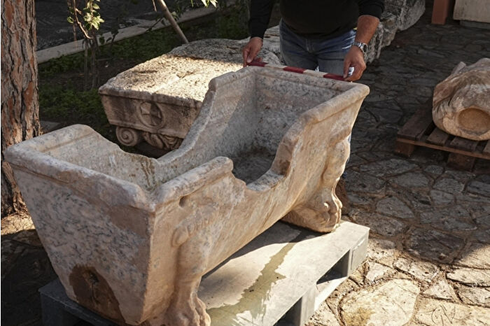 Efes Antik Kenti kazılarında Roma dönemine ait mermer küvet ve erkek heykeli ortaya çıkarıldı