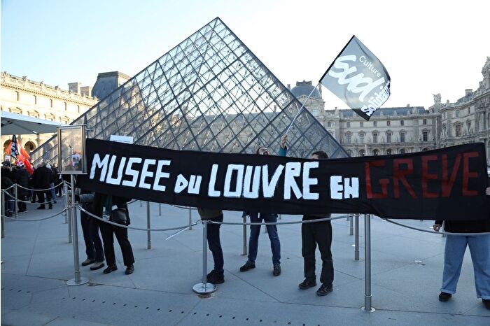 Louvre Müzesi’nde çalışanlar greve gitti, yoğun turizm sezonu öncesi kapanma tehlikesi