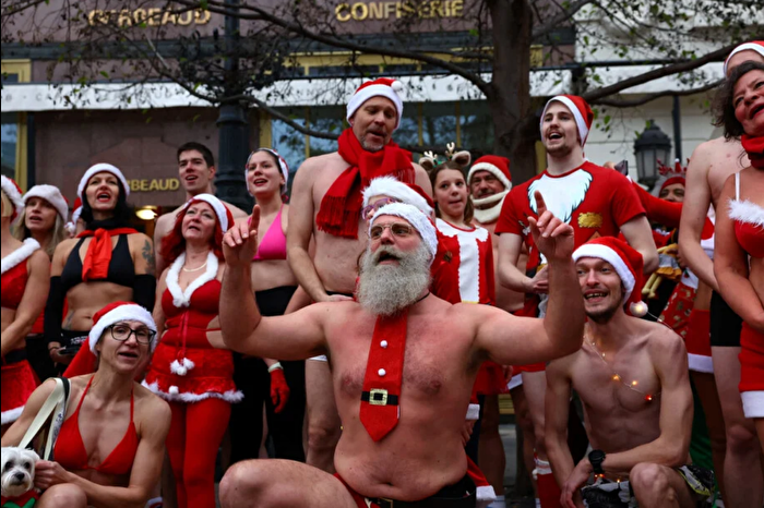 Yarı çıplak Noel Babalar Budapeşte sokaklarında insani yardım kuruluşlarına farkındalık oluşturmak için koştu