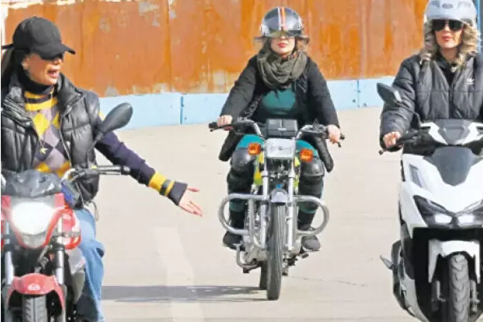 İran’da kadın motosiklet sürücüleri yasal belirsizlik ve toplumsal baskılara rağmen çoğalıyor
