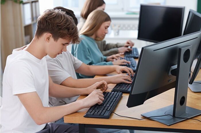 Okul Destek Derneği’nden öğrencilere bilgisayar bilimi ve yazılım dersi desteği