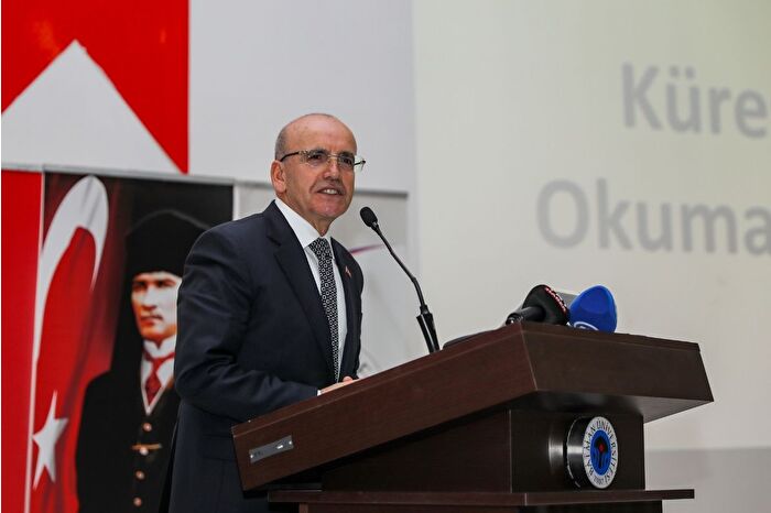 Hazine ve Maliye Bakanı Mehmet Şimşek, ekonomi programında üçüncü evreye girildiğini belirterek hedefleri açıkladı