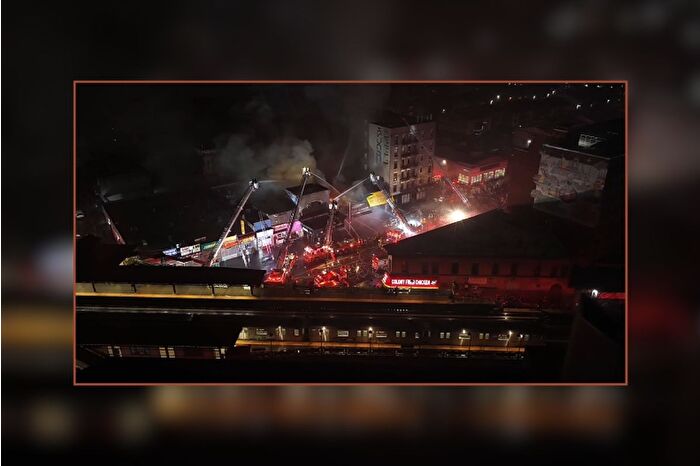 New York'ta beşinci alarm seviyesine ulaşan yangın çıktı