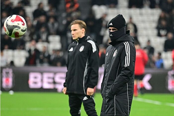 Beşiktaş'ta 48 gün sonra taraftarın önüne çıkan Rafa Silva'nın görüntüsü tepki çekti, taraftarlar futbolcuyu ıslıkladı