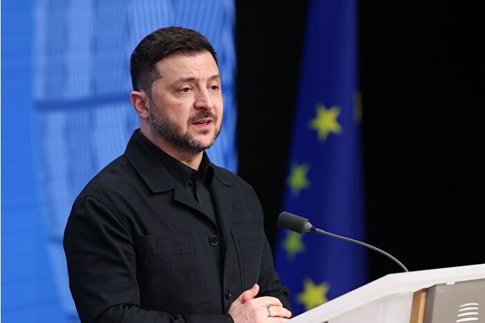 Ukrayna lideri Zelenski, ABD'nin Rusya ve Ukrayna'dan yetkililerin katılımıyla üçlü görüşme önerdiğini söyledi