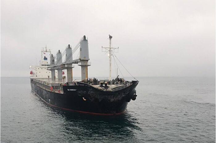 Marmara Denizi'nde Ahırkapı Demir Sahası'nda karaya oturan yük gemisi kurtarıldı