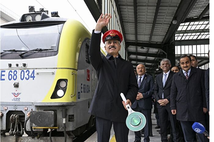 Bugüne kadar 81 binden fazla yolcuya hizmet veren Turistik Doğu Ekspresi sezonunun ilk seferine uğurlandı