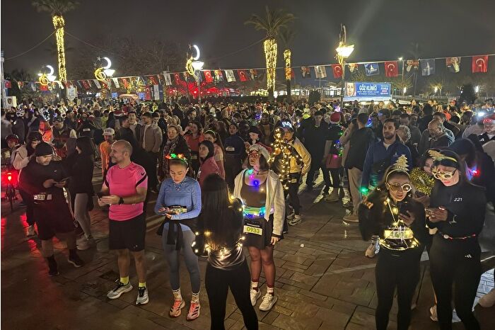 İzmir'de 6,5 kilometrelik parkur ile en uzun gece koşusu düzenlendi