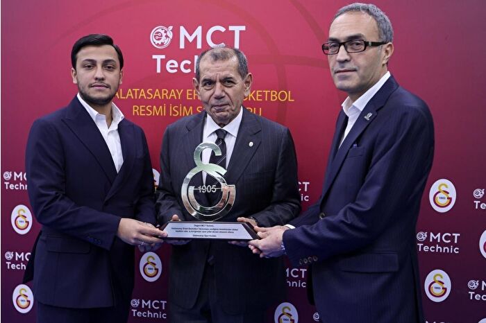 Galatasaray Kulübü Başkanı Dursun Özbek, oyuncularla birlikte MCT Technic fabrikasını ziyaret etti