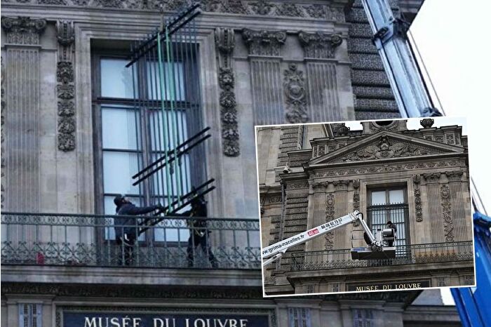Louvre Müzesi'nde, soyguncuların 88 milyon euroluk mücevherleri çalarken kullandıkları pencereye demir korkuluk yerleştirildi