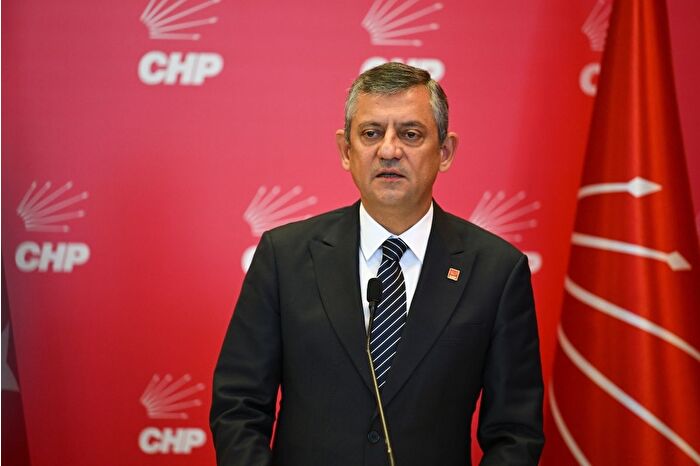 CHP lideri Özgür Özel, 'İlk kez açlık sınırının altında açıklanmıştır' sözleriyle yeni asgari ücrete tepki gösterdi