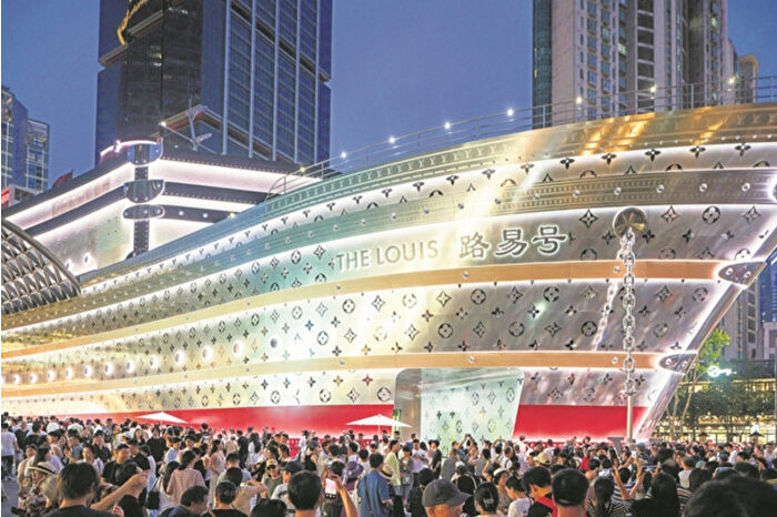 Louis Vuitton’un gemi şeklindeki mağazası günde yaklaşık 100 bin ziyaretçi ağırlıyor