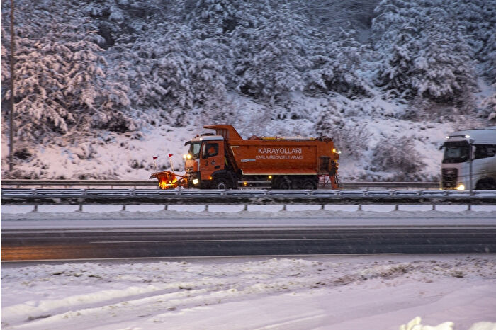 Anadolu Otoyolu ile D-100 Bolu Dağı geçişinde kar etkili oluyor