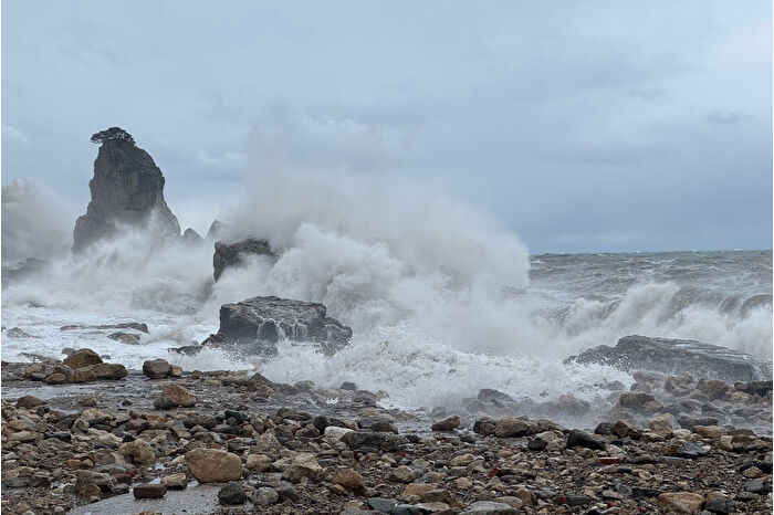 Bartın'da şiddetli rüzgar 6 metreyi aşan dev dalgalar oluşturdu