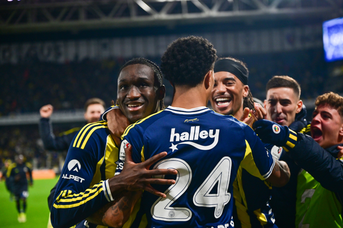 Fenerbahçe zirveye tutundu, 3 puan 90+5'te geldi