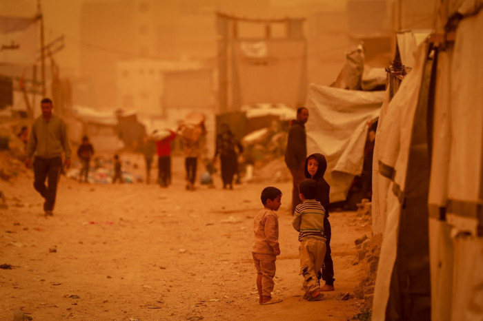 Gazze'de etkili olan kum fırtınası, özellikle çadırlarda yaşayan yerinden edilmiş ailelerin yaşamını zorlaştırdı