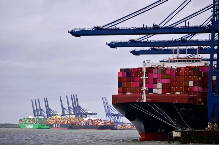 ABD, petrol piyasasındaki aksaklıkları hafifletmek için denizcilik yasasını askıya aldı