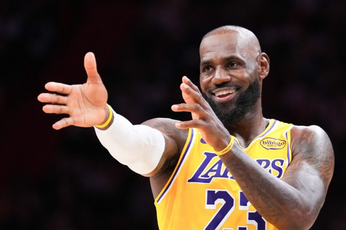 LeBron James rekor kırdı, Los Angeles Lakers son saniyede galibiyete uzandı