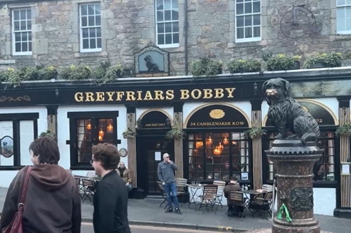 Edinburgh'taki 'Greyfriars Bobby' heykeli ziyaretçilerin ilgisini çekiyor