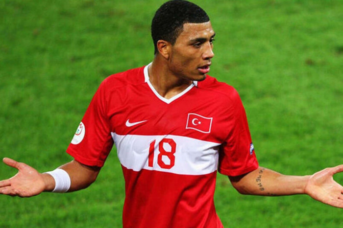 Crawley Town'da teknik direktörlüğe Colin Kazım-Richards getirildi