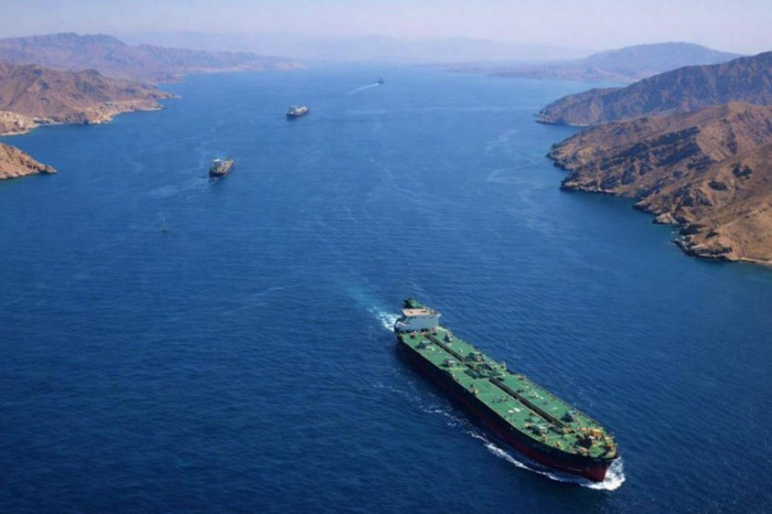 Bölgede tansiyon düşmüyor, İran Hürmüz'e yönelen her gemiyi vuracağını açıkladı