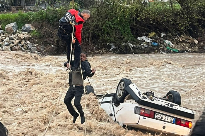 Muğla'da sele kapılan otomobildekileri kurtarmak için nefes kesen operasyon