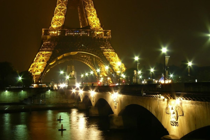 Eyfel Kulesi'nin ışıkları 'Dünya Saati' etkinliğinde kapatıldı