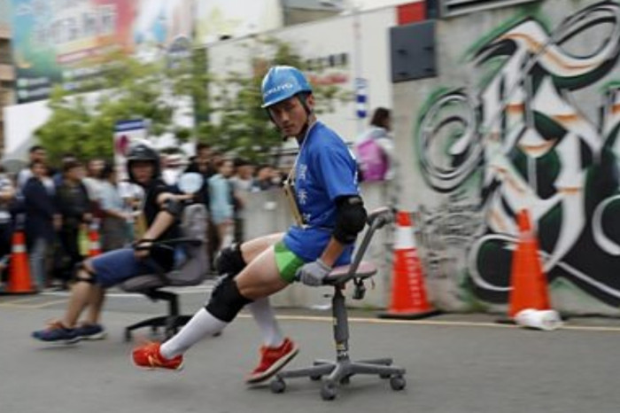 Japonya’da çalışan motivasyonu ve eğlenceyi birleştiren geleneksel sandalye yarışı büyük ilgi görüyor