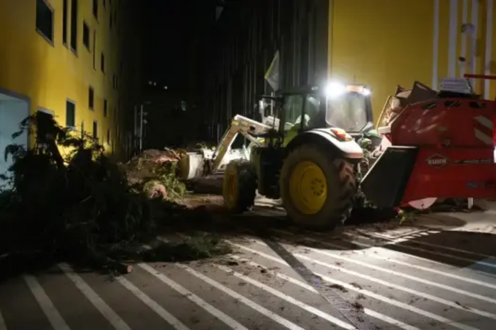 Fransa'da çiftçiler, kamu binasının girişini gübre dökerek kapattı