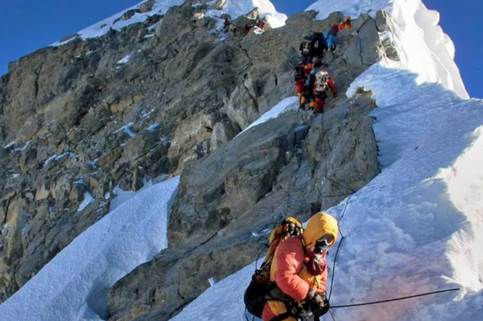 Everest’te turistleri hedef alan iddia, rehberlerin hastalık bahanesiyle milyonlarca dolarlık dolandırıcılık ağı kurduğu öne sürüldü