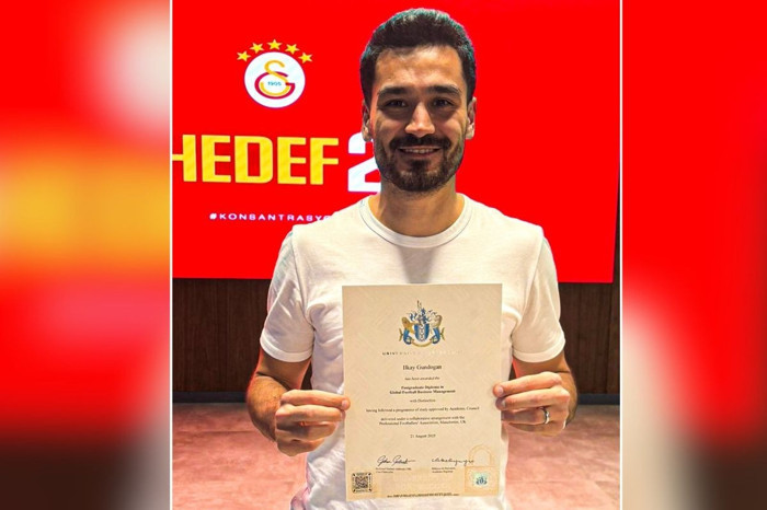 Galatasaraylı futbolcu İlkay Gündoğan, Küresel Futbol İşletme Yönetimi diploması aldı