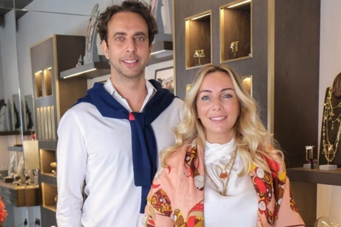 Caner Çöllü, eski eşi Özlem Çöllü’nün şirket şubelerine gece yarısı yabancı kişilerle girdiğini ve 545 bin TL değerindeki takıları çaldığını öne sürdü