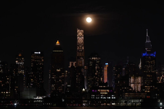 Dolunay, New York semalarını aydınlattı