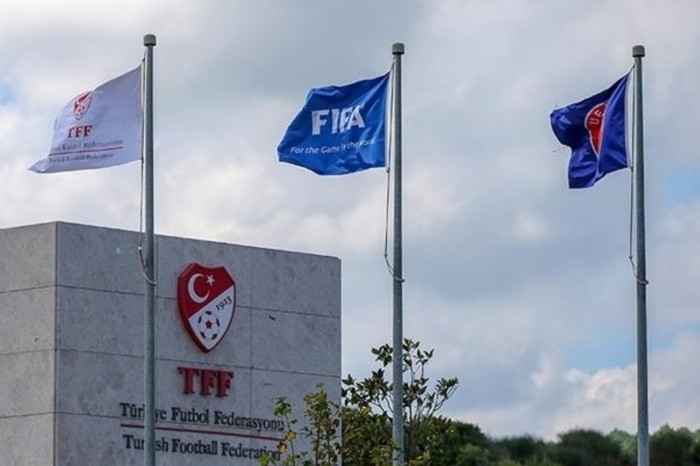 Fenerbahçe-Beşiktaş derbisi sonrası her iki kulüp de ‘saha olayları’ ve ‘çirkin tezahürat’ gerekçeleriyle PFDK’ya sevk edildi