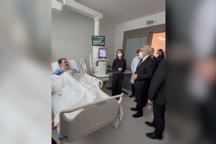 İbrahim Tatlıses, kendisini ziyaret eden AK Parti Genel Başkan Yardımcısı Yayman'ı türküyle karşıladı