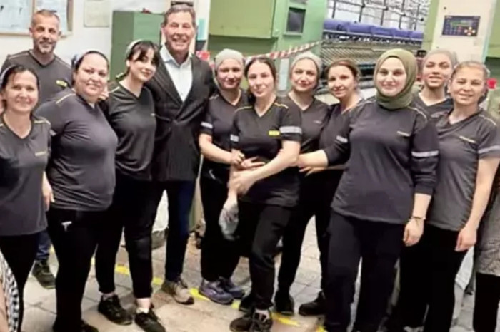 Cem Boyner, Altınyıldız’ın Çerkezköy’deki fabrikasında çalışanlarla bir araya gelerek sahadaki görüş ve önerileri dinledi