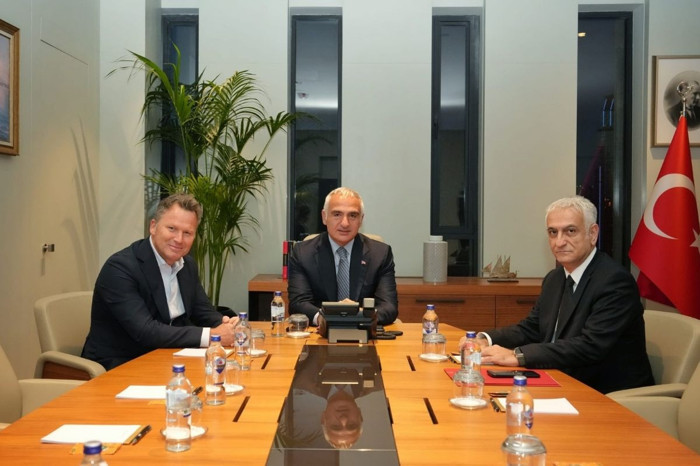 Kültür ve Turizm Bakanı Ersoy'dan dev tur operatörleriyle stratejik buluşma