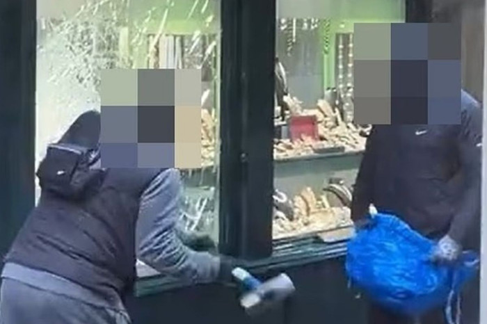 Londra'da güpegündüz gerçekleşen balyozlu kuyumcu soygunun planlayıcısı olduğu gerekçesiyle 28 yaşındaki bir Türk vatandaşı tutuklandı