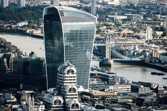 Yanlış tasarlanan dev gökdelen şehri yakıyor, lüks araçlar bile eriyor