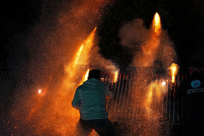 Sakız Adası'nda geceyi Paskalya roketleri aydınlattı