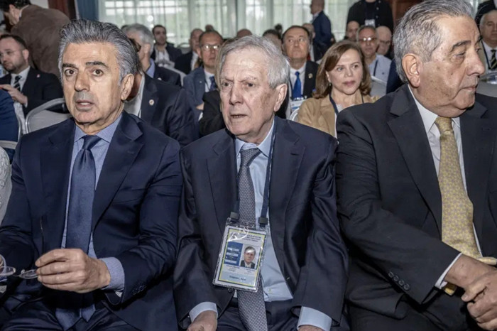 Fenerbahçe'nin eski başkanı Aziz Yıldırım, kulübün Yüksek Divan Kurulu Toplantısı'nda, Fenerbahçe, bu çürümüşlükten kurtulmalı, dedi
